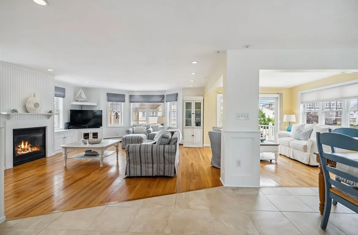 3 bed, 1979 sqft, $3,000 — Photo 2