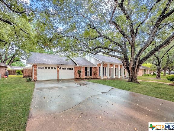 3rd image of 203 Berkshire Ln
