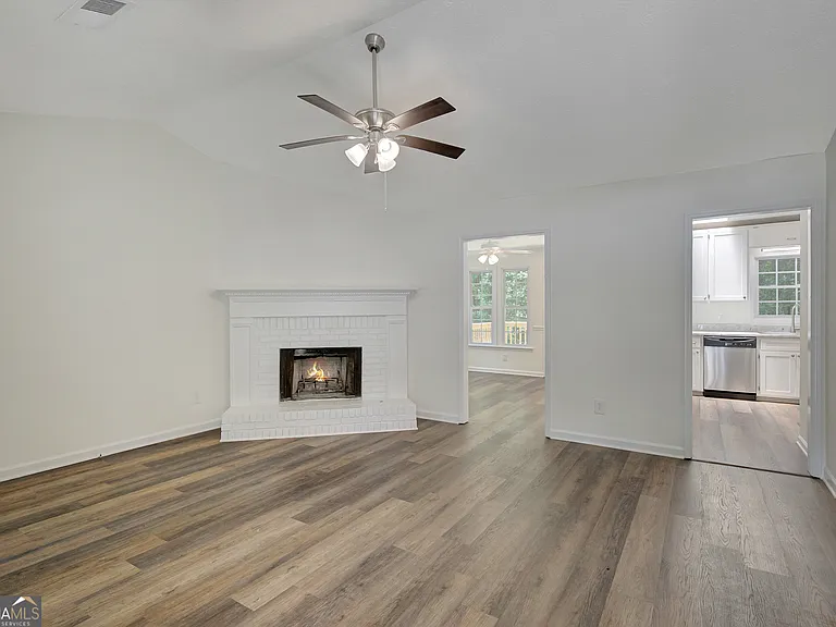 220 Fontaine Way — Photo 3