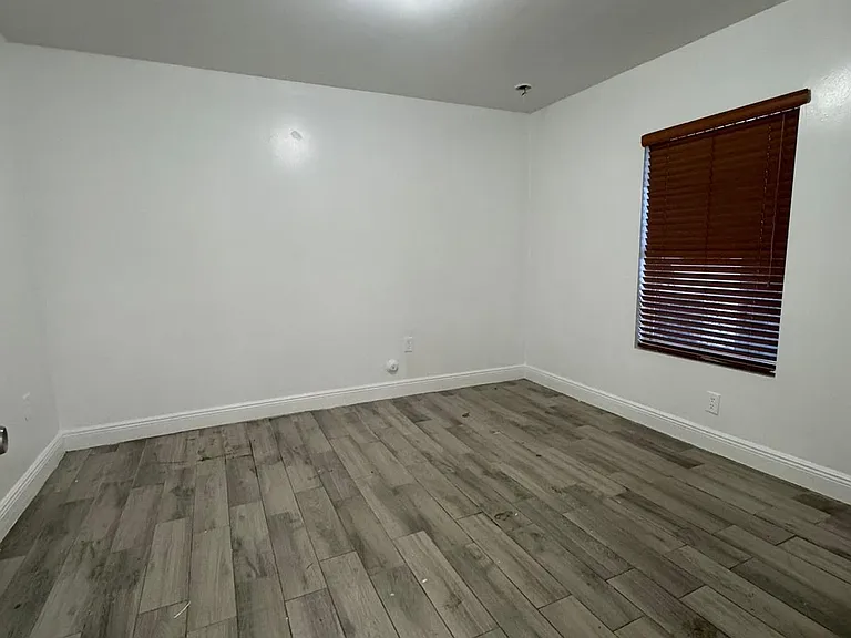 22250 Miami Ave — Photo 5