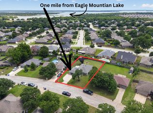 724 Oak Park Dr, Azle, TX 76020