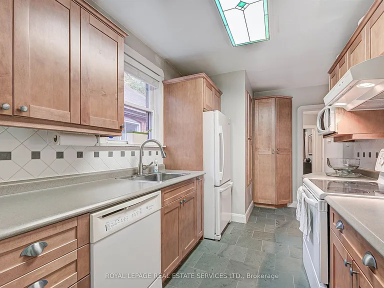 884 Royal York Rd — Photo 12