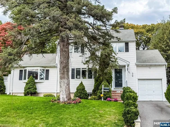 81 Dora Ave, Waldwick, NJ 07463