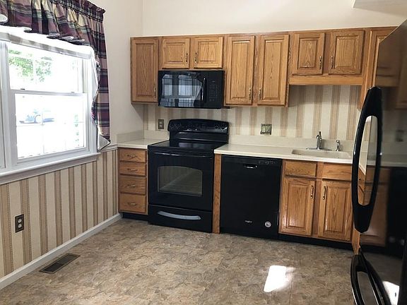 4th image of 9 Cabot Dr