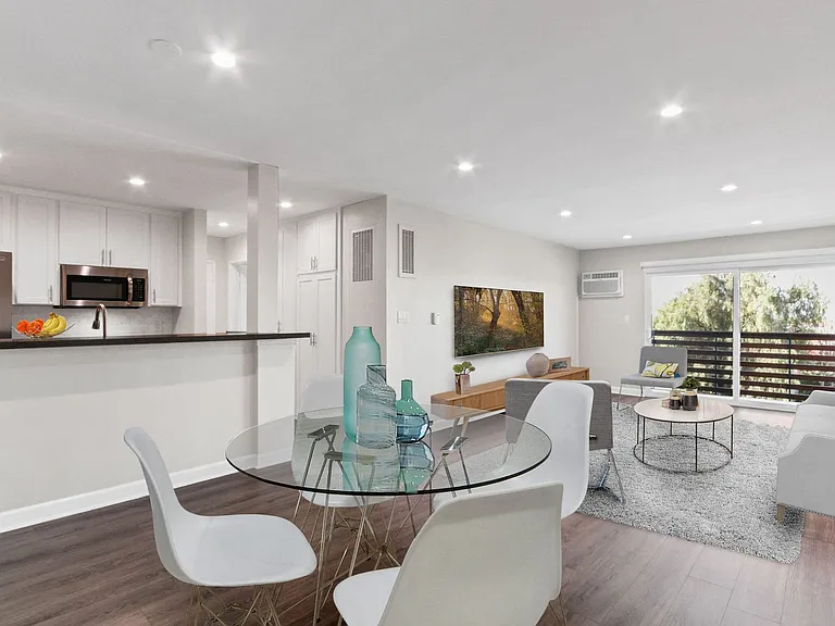 Sepulveda West Apartments — Photo 16