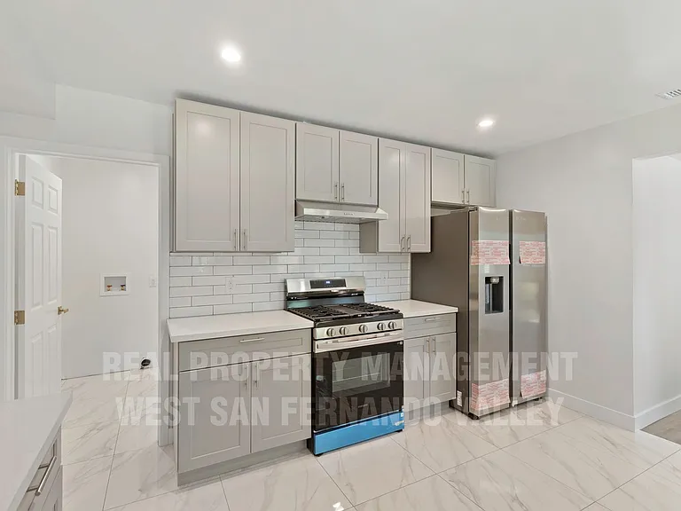 9801 Columbus Ave — Photo 12