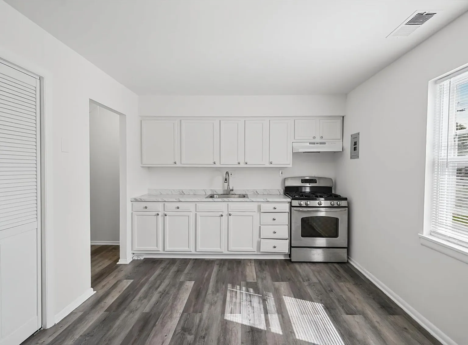 1 bed, 900 sqft, $1,100 — Photo 4