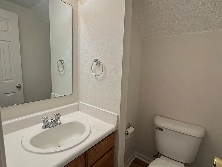 1209 Porchester Ln — Photo 10