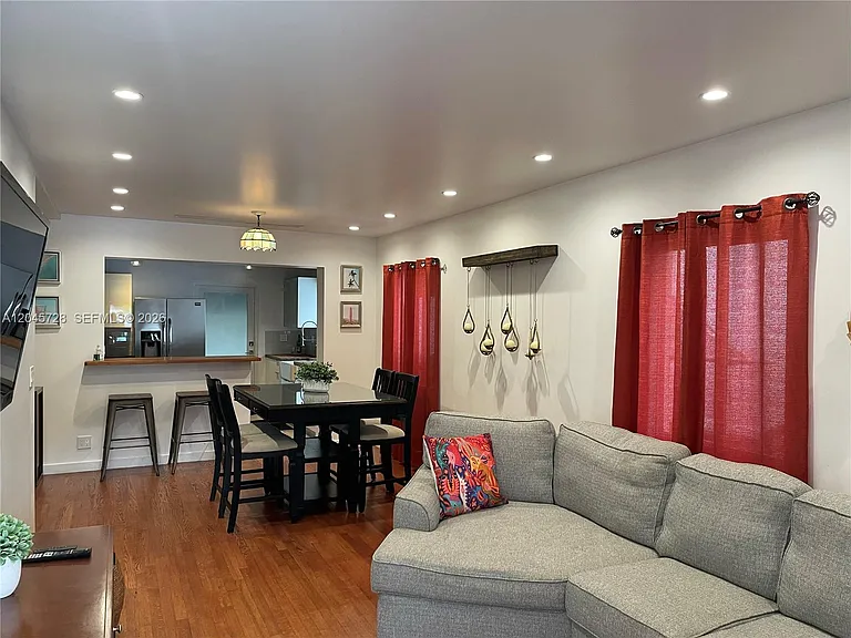 2112 SW 60th Ct — Photo 1