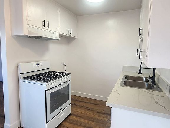 3rd image of 10612-10620 Western Ave #612-5