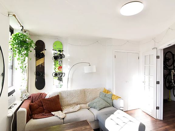 4th image of 209 Bedford Ave APT 8