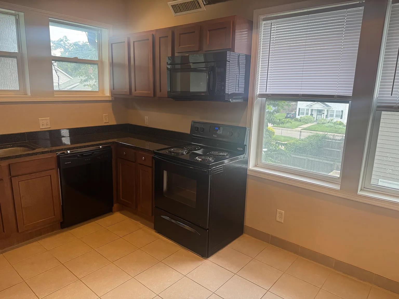 2 bed, 1100 sqft, $975 — Photo 3