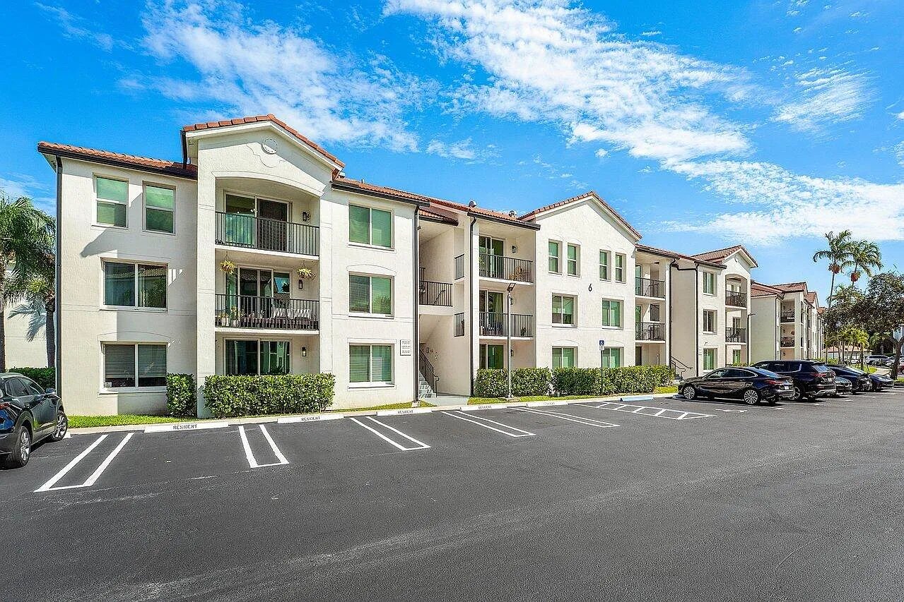 1 bed, 1.0 bath, 793 sqft, $1,950 — Photo 1