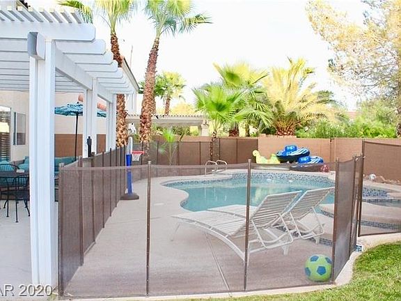 3rd image of 9901 Tarzana Ln