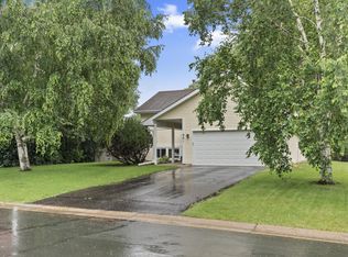 861 Lake Susan Dr, Chanhassen, MN 55317