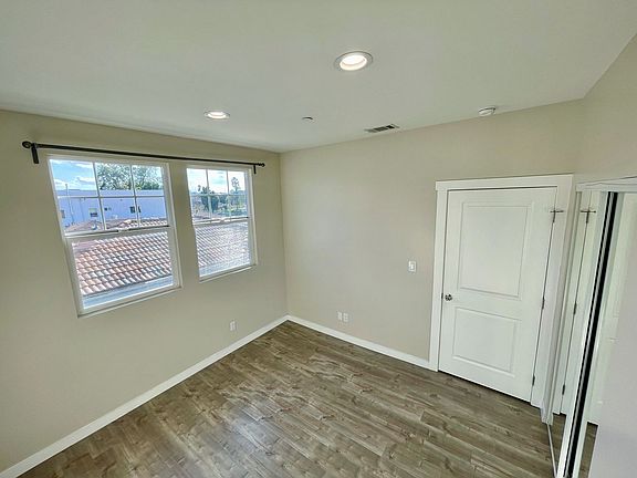 3rd image of 5928 Vineland Ave #5928