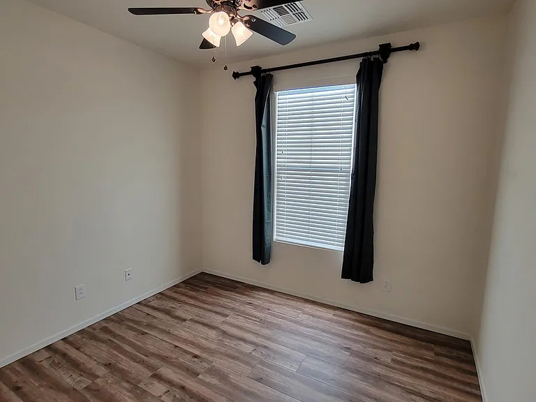 3907 S Vineyard Ave — Photo 12