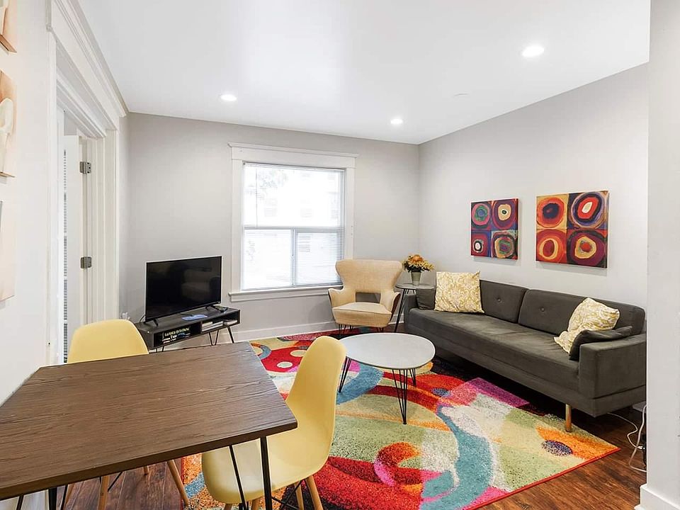 1st image of 304 E Olive Pl