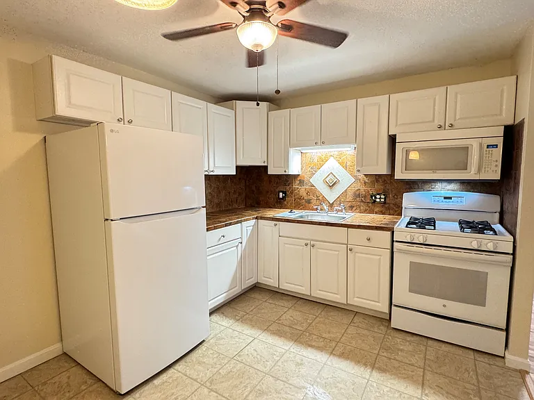 126 Mammoth Rd #19 — Photo 6