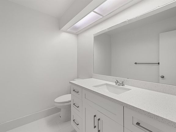 2nd image of 2307 Taylor St APT 203