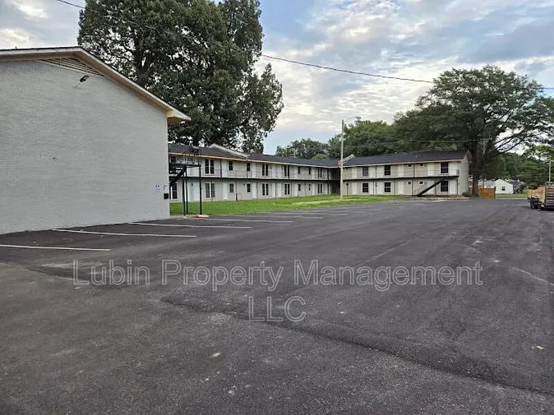 2 bed, 1.0 bath, $825 — Photo 2