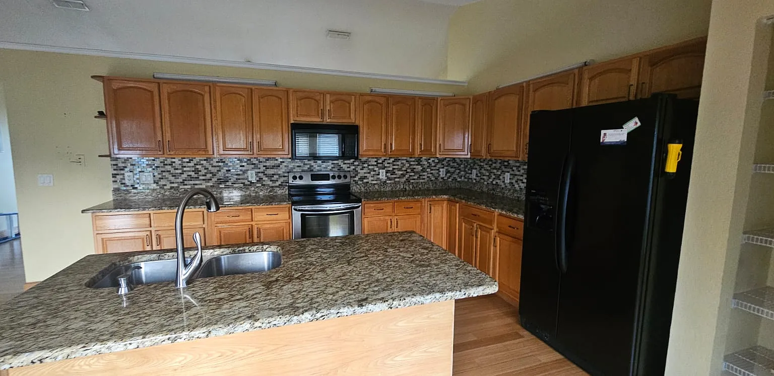 4 bed, 2146 sqft, $2,300 — Photo 4