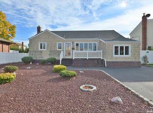 15 Stewart St, Plainview, NY 11803