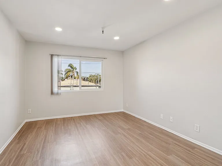 110 S Sweetzer Ave — Photo 24
