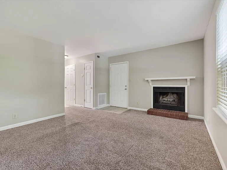 921 Kingsbury Dr #C — Photo 7