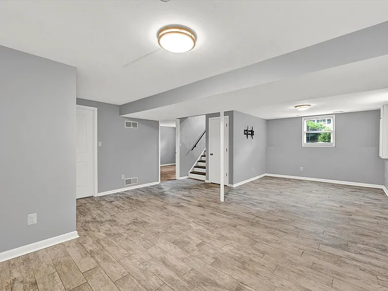 531 Kenmore Rd — Photo 16