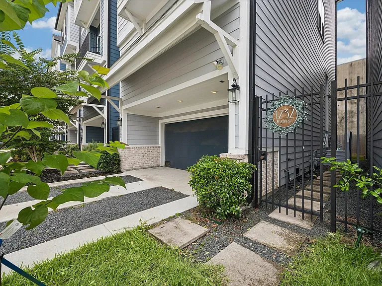 1232 W 21st St — Photo 2
