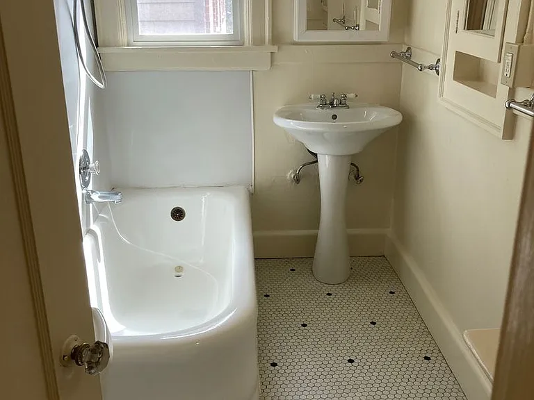 Burgess Apartments — Photo 9