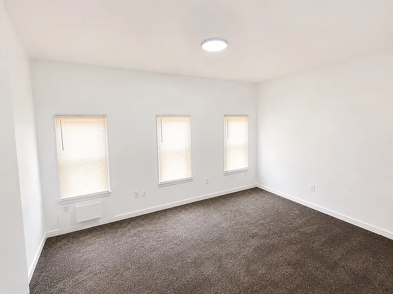 216 W Allen St — Photo 6