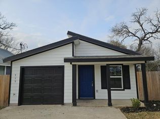 715 E Live Oak St, Lockhart, TX 78644