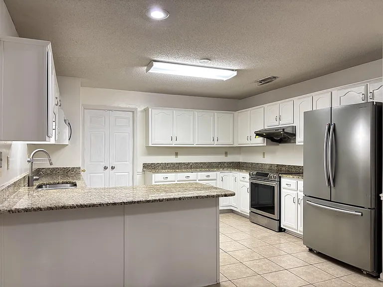 1077 Sugar Ln — Photo 3