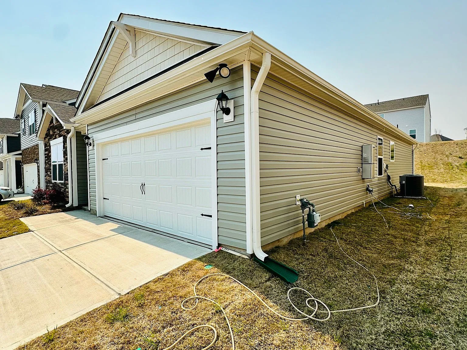 4 bed, 2.5 bath, 1700 sqft, $1,900 — Photo 2