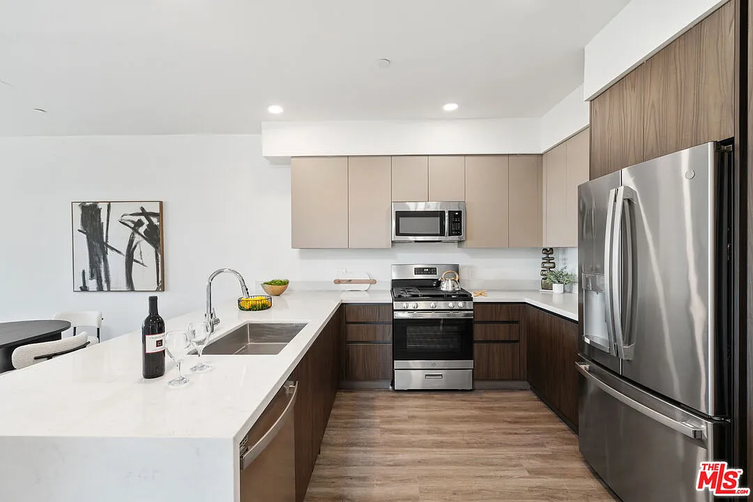 3 bed, 3.0 bath, 1735 sqft, $4,095 — Photo 3
