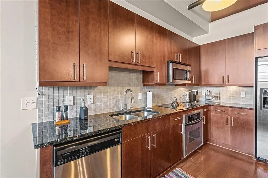 2 bed, 2.0 bath, 1120 sqft, $2,600 — Photo 2