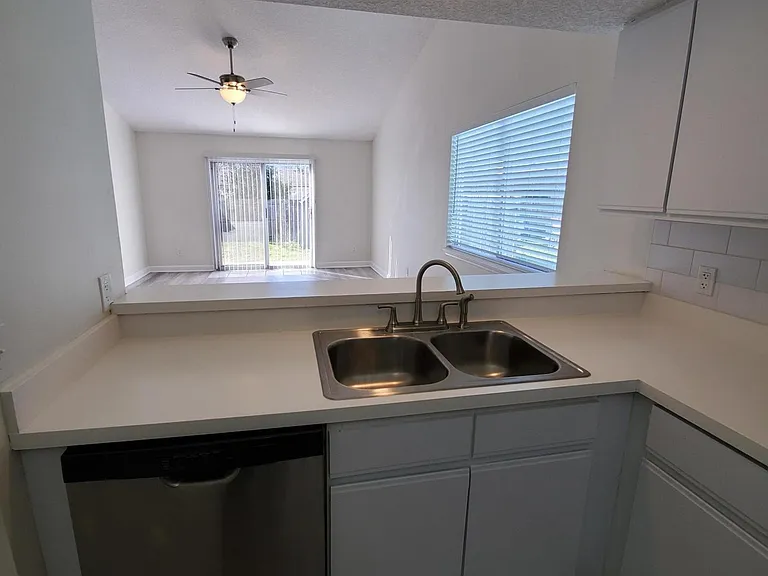 1024 Snug Harbour Ct — Photo 11