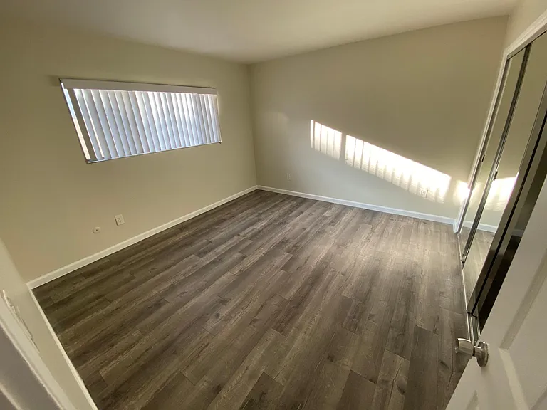 10841 Hortense St — Photo 11