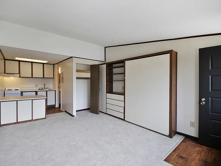 Surrey Park Apartments — Photo 36