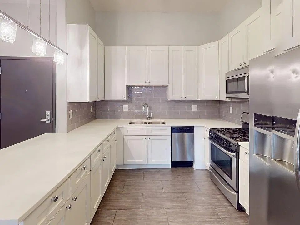 7064 N Clark St #7058-206