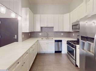 7064 N Clark St #7058-206, Chicago, IL 60626