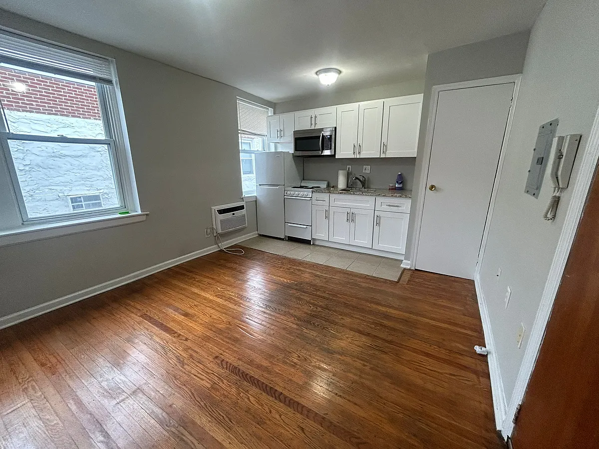Building Photo - 3416 Spring Garden St #32