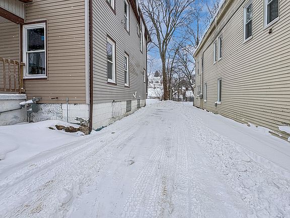2nd image of 956 Baxter St SE