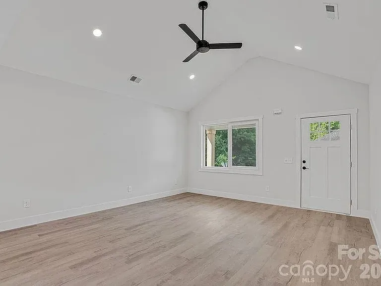 1120 Rosehill Dr — Photo 13