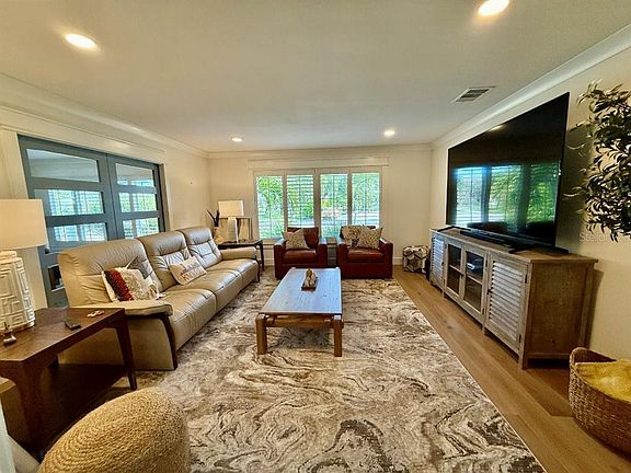 5th image of 1833 Pandora Dr
