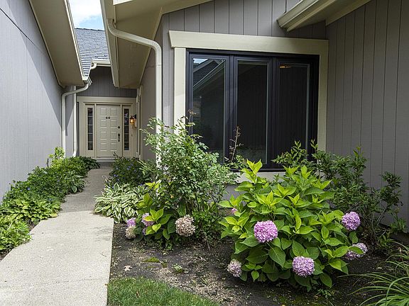 2nd image of 810 Maywood Ct
