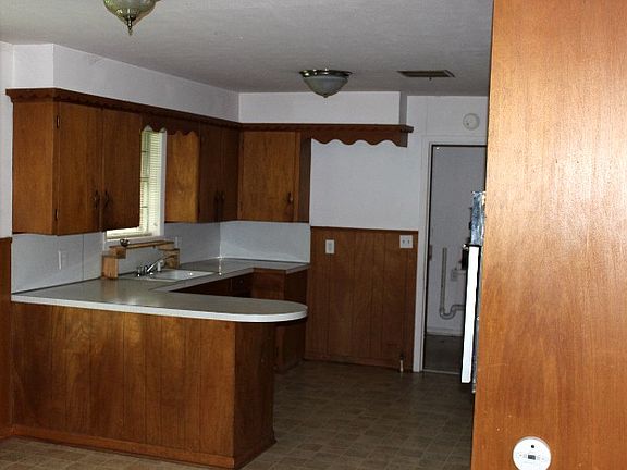 3rd image of 1032 S Texas St