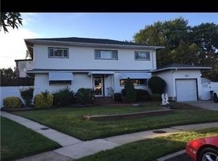 11 Lesley Ct, Hicksville, NY 11801